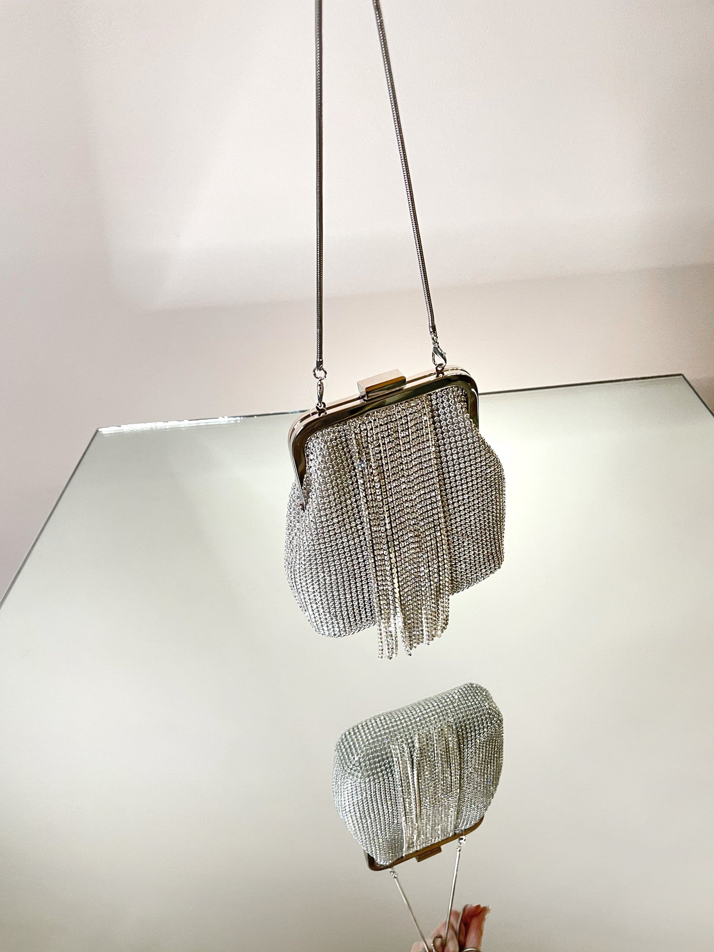 Pochette con tracolla “cascata di strass”